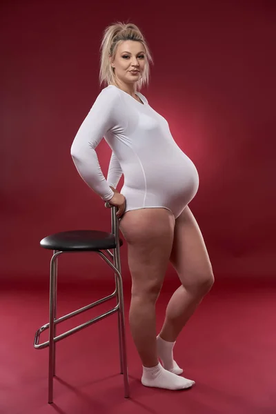 Όμορφη Έγκυος Νεαρή Ξανθιά Γυναίκα Λευκό Εσώρουχα Ποζάρουν Κόκκινο Φόντο — Φωτογραφία Αρχείου