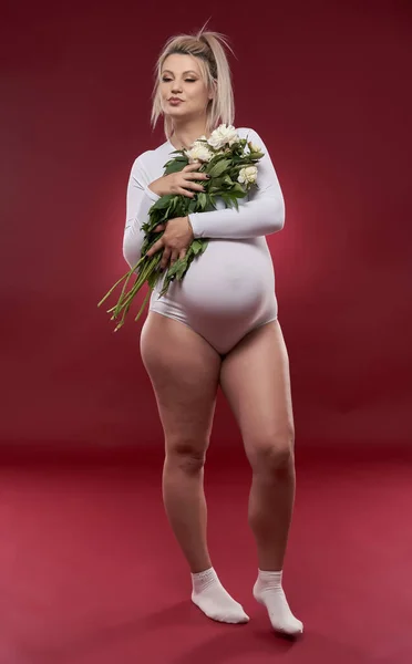 Όμορφη Έγκυος Νεαρή Ξανθιά Γυναίκα Λευκό Εσώρουχα Ποζάρουν Κόκκινο Φόντο — Φωτογραφία Αρχείου