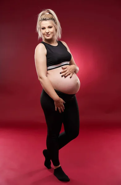 Mooie Zwangere Jonge Blonde Vrouw Zwarte Kleren Studio Schot Rode — Stockfoto