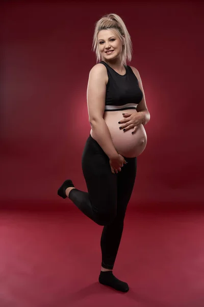 Hermosa Embarazada Joven Rubia Ropa Negra Estudio Tiro Sobre Fondo —  Fotos de Stock