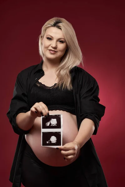 Όμορφη Έγκυος Νεαρή Ξανθιά Γυναίκα Μαύρα Ρούχα Στούντιο Πυροβόλησε Κόκκινο — Φωτογραφία Αρχείου