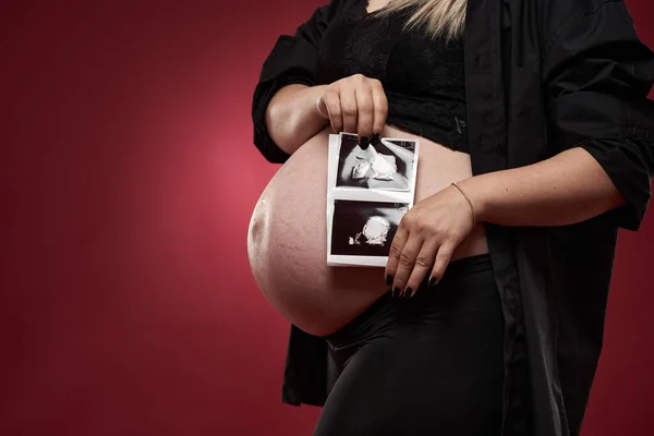 Hermosa Embarazada Joven Rubia Ropa Negra Estudio Tiro Sobre Fondo — Foto de Stock