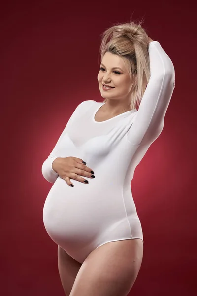 Vacker Gravid Ung Blond Kvinna Vita Underkläder Poserar Röd Bakgrund — Stockfoto