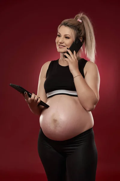 Mujer Embarazada Hablando Por Teléfono Móvil Estudio Filmado Sobre Fondo —  Fotos de Stock