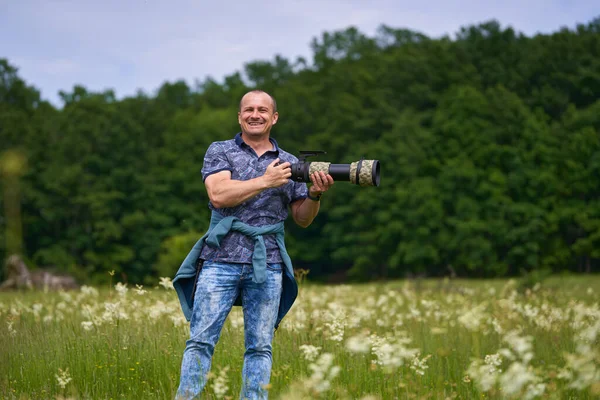 Professionell Naturfotograf Fält Vid Skogen Håller Kameran Med Lång Teleobjektiv — Stockfoto
