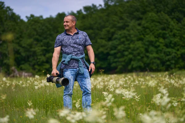 Ormanın Yanındaki Alanda Profesyonel Doğa Fotoğrafçısı Uzun Bir Telefon Lensi — Stok fotoğraf