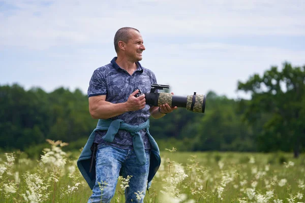 Fotógrafo Natureza Profissional Campo Pela Floresta Segurando Câmera Com Uma — Fotografia de Stock