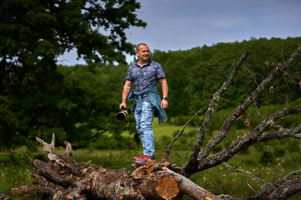 Profesjonalny Fotograf Przyrody Terenie Przy Lesie Trzymający Kamerę Długim Teleobiektywem — Zdjęcie stockowe