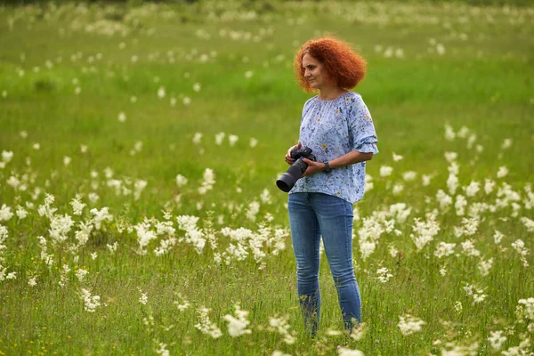 Žena Příroda Fotograf Kamerou Louce Divočině — Stock fotografie