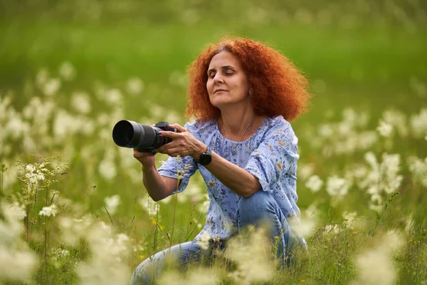 Žena Příroda Fotograf Kamerou Louce Divočině — Stock fotografie
