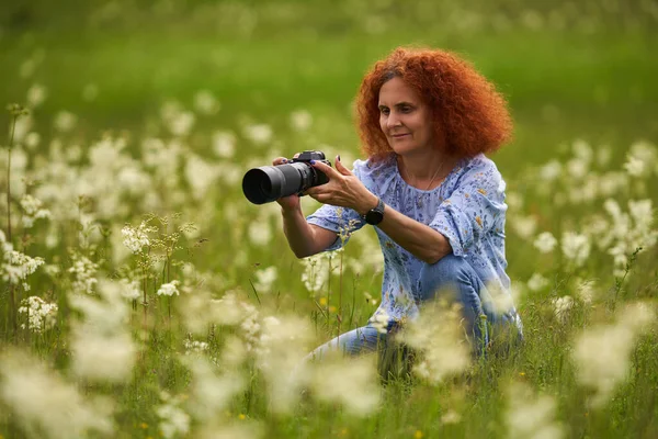 Vahşi Doğada Çayırda Kamerası Olan Kadın Doğa Fotoğrafçısı — Stok fotoğraf