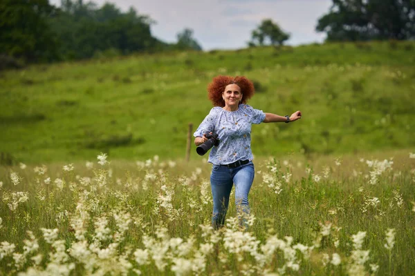Mujer Fotógrafa Naturaleza Feliz Alegre Corriendo Con Cámara Prado — Foto de Stock