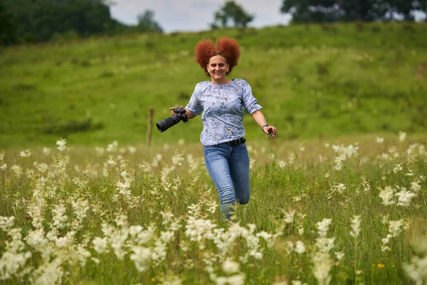 Γυναίκα Φωτογράφος Φύση Ευτυχισμένη Και Χαρούμενη Τρέχει Την Κάμερα Ένα — Φωτογραφία Αρχείου