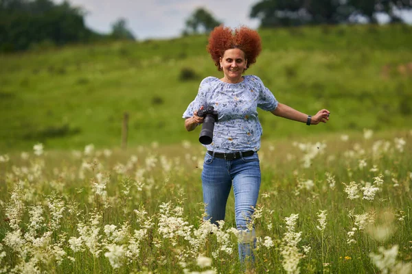 Жінка Фотограф Природи Щаслива Весела Біжить Камерою Лузі — стокове фото