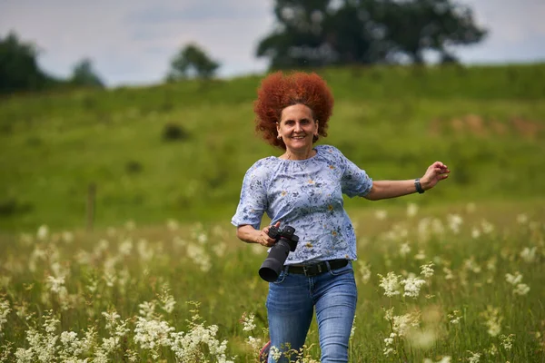 Kadın Doğa Fotoğrafçısı Mutlu Neşeli Çayırda Kamerayla Koşuyor — Stok fotoğraf