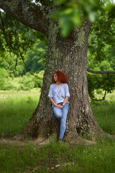 Meşe Ormanında Çayırdaki Kızıl Saçlı Kıvırcık Saçlı Bir Kadının Portresi — Stok fotoğraf
