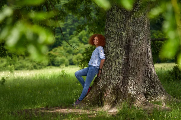 Портрет Рудої Кучерявої Жінки Лузі Дубовому Лісі — стокове фото