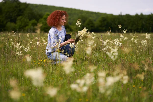 Портрет Рыжеволосой Кудрявой Женщины Лугу Дубовом Лесу Собирающей Цветы — стоковое фото