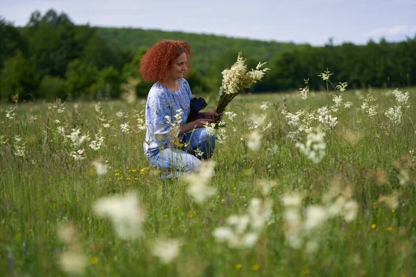 Porträtt Rödhårig Lockig Hårkvinna Äng Ekskog Plockande Blommor — Stockfoto