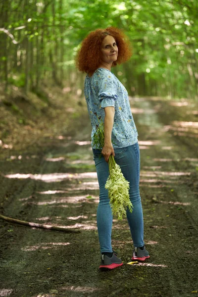 Portret Rudej Kędzierzawej Kobiety Łące Dębowym Lesie — Zdjęcie stockowe