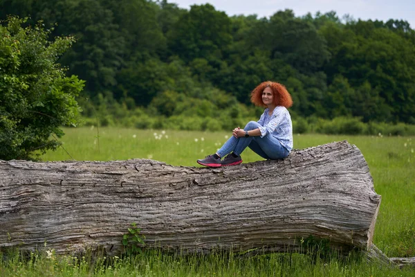 Портрет Рыжеволосой Кудрявой Женщины Лугу Дубовом Лесу — стоковое фото