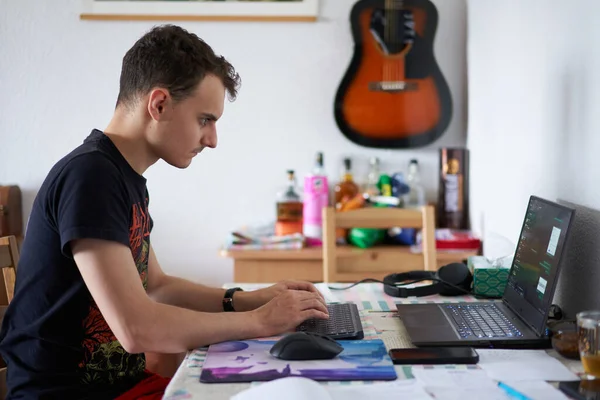 Dizüstü Bilgisayarıyla Evden Çalışan Genç Bir Yazılım Geliştiricisi — Stok fotoğraf