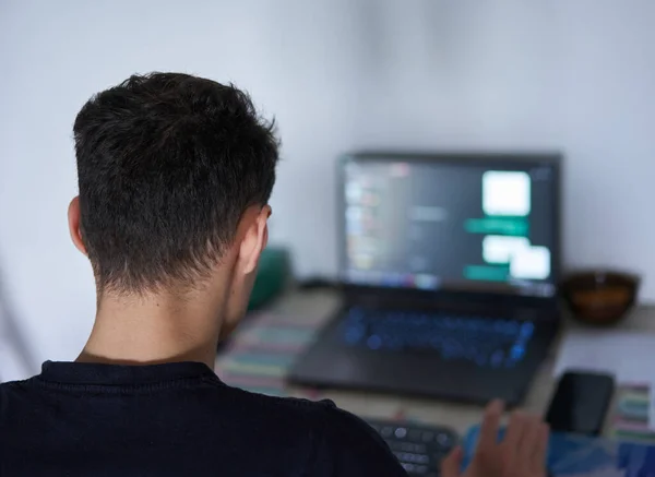 Desenvolvedor Software Jovem Trabalhando Casa Seu Laptop — Fotografia de Stock