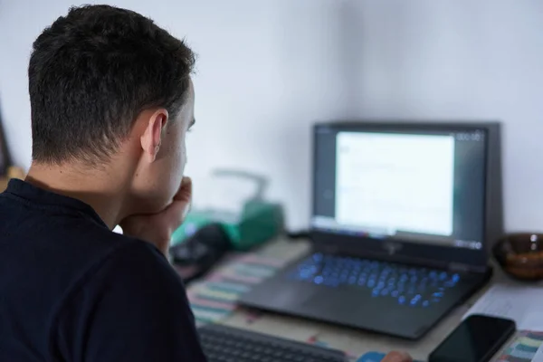 Hombre Joven Desarrollador Software Que Trabaja Desde Casa Computadora Portátil —  Fotos de Stock