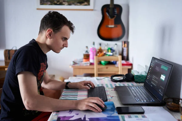 Mladý Muž Vývojář Softwaru Pracuje Domova Svém Notebooku — Stock fotografie