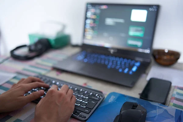 Jongeman Software Ontwikkelaar Werkt Vanuit Huis Zijn Laptop — Stockfoto