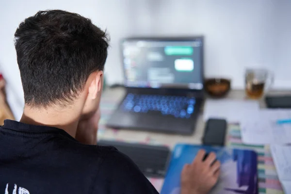 Fiatal Férfi Szoftver Fejlesztő Dolgozik Otthonról Laptopján — Stock Fotó