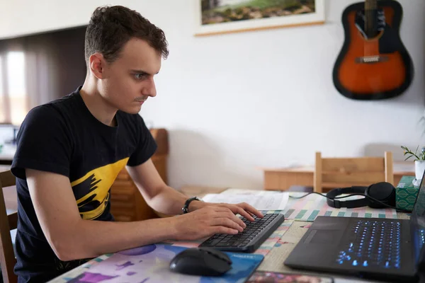 Desenvolvedor Software Jovem Trabalhando Casa Seu Laptop — Fotografia de Stock