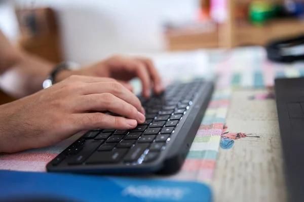 Молодой Человек Разработчик Программного Обеспечения Работает Дома Своем Ноутбуке — стоковое фото