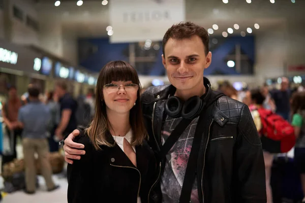 Havaalanında Maceraya Atılmaya Hazır Genç Bir Çift — Stok fotoğraf