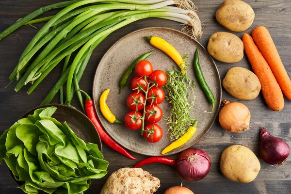木の板の上に新鮮な生野菜の様々なフラットレイショット — ストック写真