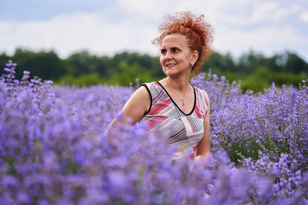 Glückliche Lavendelbäuerin Auf Ihrem Blühenden Feld Bereit Für Die Ernte — Stockfoto