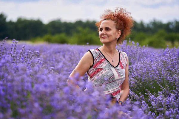 Glad Kvinna Lavendel Bonde Hennes Blommande Fält Redo För Skörd — Stockfoto