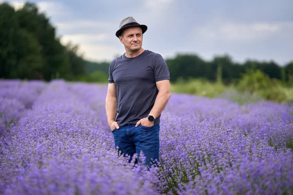Boer Met Hoed Het Midden Van Zijn Lavendelveld Klaar Voor — Stockfoto