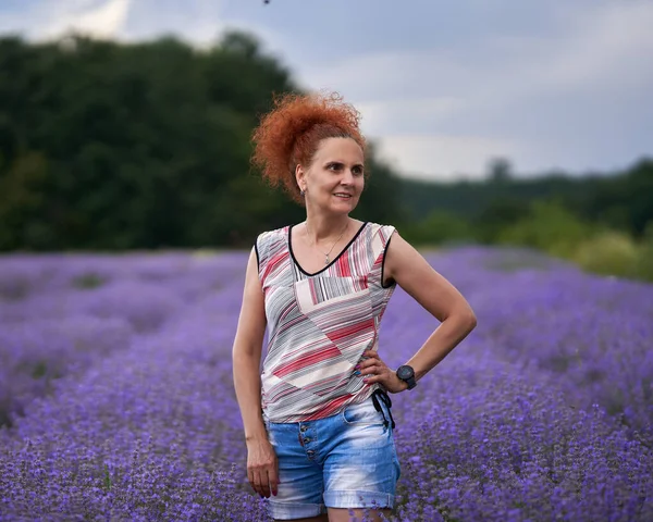 Mutlu Kadın Lavanta Çiftçisi Çiçek Tarlasında Hasat Için Hazır — Stok fotoğraf