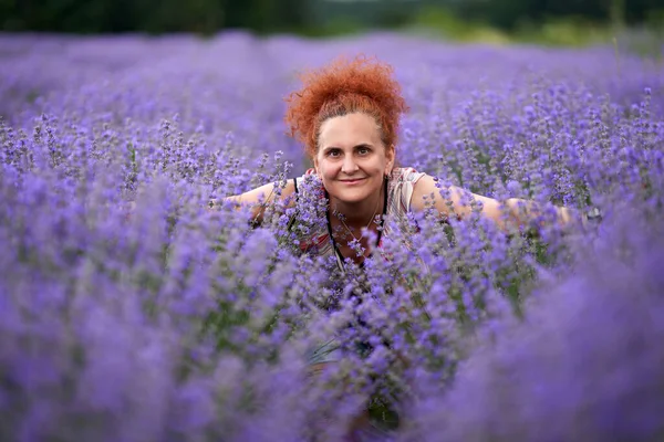 Счастливая Женщина Лавандовый Фермер Своем Цветущем Поле Готовы Сбору Урожая — стоковое фото