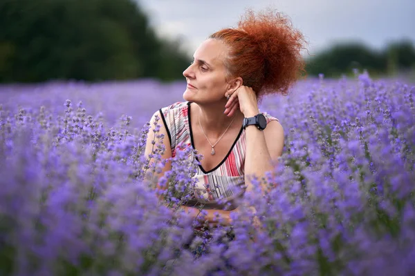 Šťastná Žena Levandule Farmář Svém Kvetoucím Poli Připraven Sklizeň — Stock fotografie