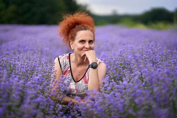Szczęśliwa Kobieta Lawendowy Rolnik Jej Kwitnące Pole Gotowy Zbiorów — Zdjęcie stockowe