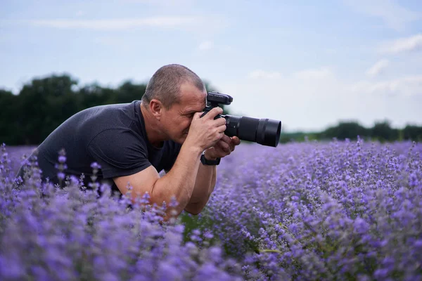 Профессиональный Фотограф Природы Камерой Красивом Цветущем Лавандовом Поле Июле — стоковое фото