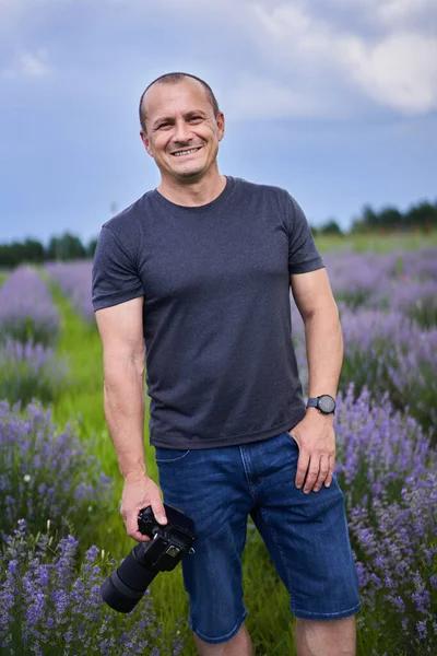 Professioneller Naturfotograf Mit Kamerafahrt Einem Wunderschönen Blühenden Lavendelfeld Juli — Stockfoto