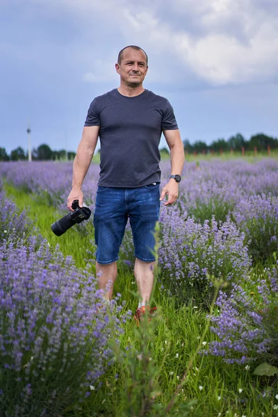 Professionell Naturfotograf Med Kamera Fotografering Vacker Blommande Lavendel Fält Juli — Stockfoto
