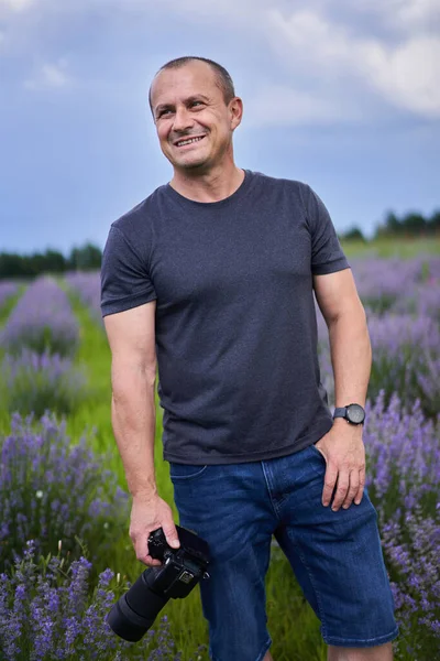 Professionell Naturfotograf Med Kamera Fotografering Vacker Blommande Lavendel Fält Juli — Stockfoto