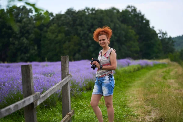 Lavanta Tarlasında Fotoğraf Çeken Kadın Doğa Fotoğrafçısı — Stok fotoğraf