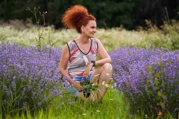 Woman Nature Photographer Her Camera Lavender Field Shooting Pictures — Stock Photo, Image