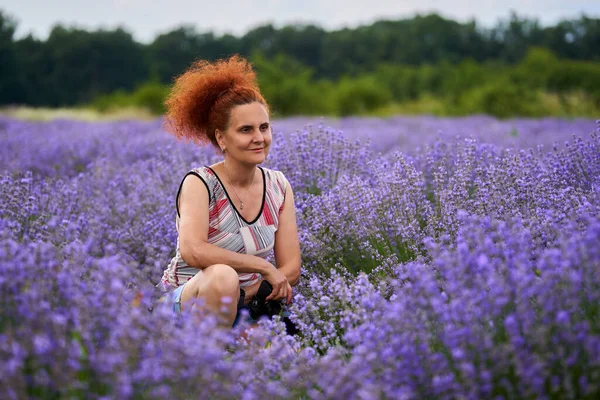 Woman Nature Photographer Her Camera Lavender Field Shooting Pictures — Stock Photo, Image