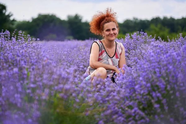Femme Photographe Nature Avec Son Appareil Photo Dans Champ Lavande — Photo